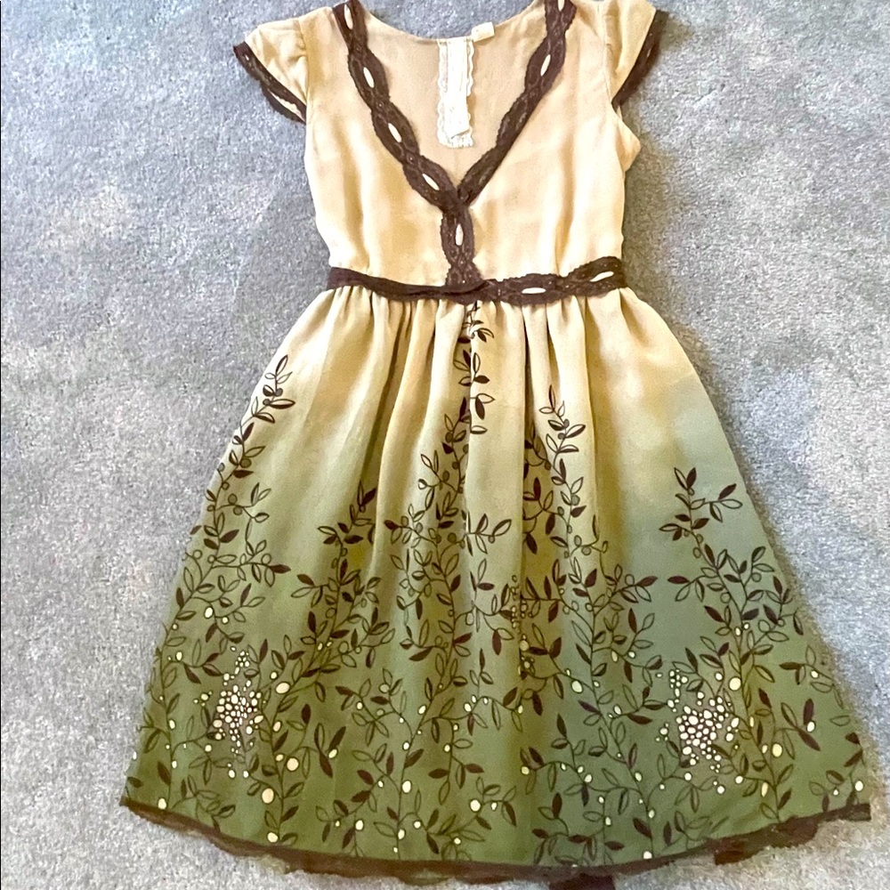 Knee length floral dress with lace trim